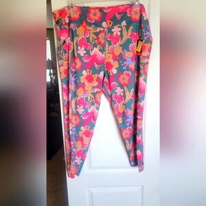 Pro player moisture wicking 7/8 legging w/2 pockets. Sizes large-3X avail. NWT